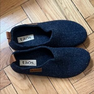 Taos Footwear Women’s Navy Wool Slip-On Shoes